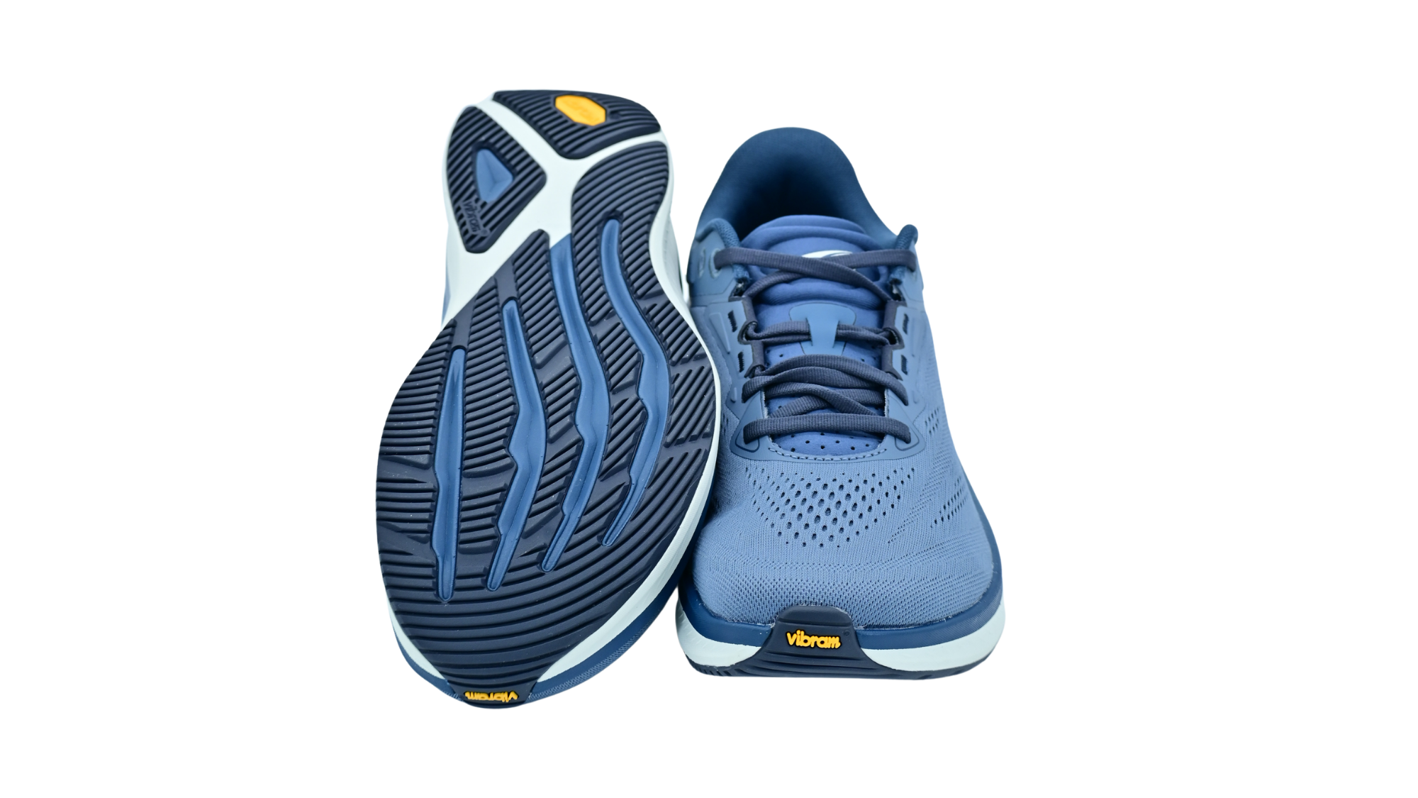 Laufschuh mit Schnürung, Mesh-Obermaterial und gepolsterter Zwischensohle, Draufsicht und Ansicht von unten als Paar