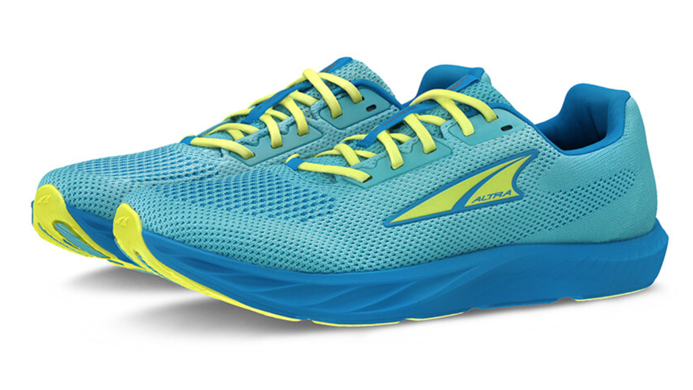 Laufschuh, schräge Vorderansicht. Geschlossene Zehen, sportliche Silhouette, voluminöse Sohle.