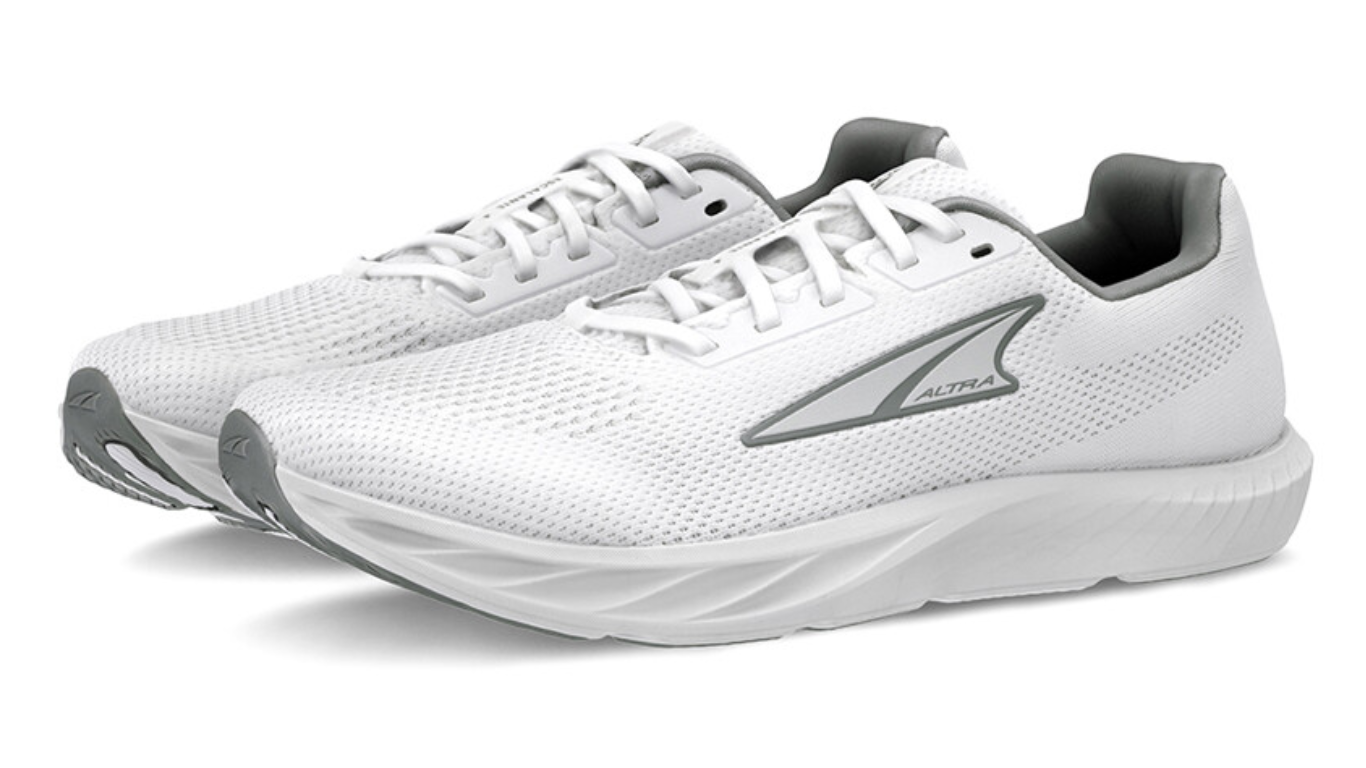 Laufschuh, schräge Vorderansicht. Geschlossene Zehen, sportliche Silhouette, voluminöse Sohle.