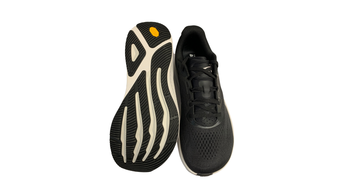Laufschuhe mit Schnürung und Profilsohle, Ansicht von unten
