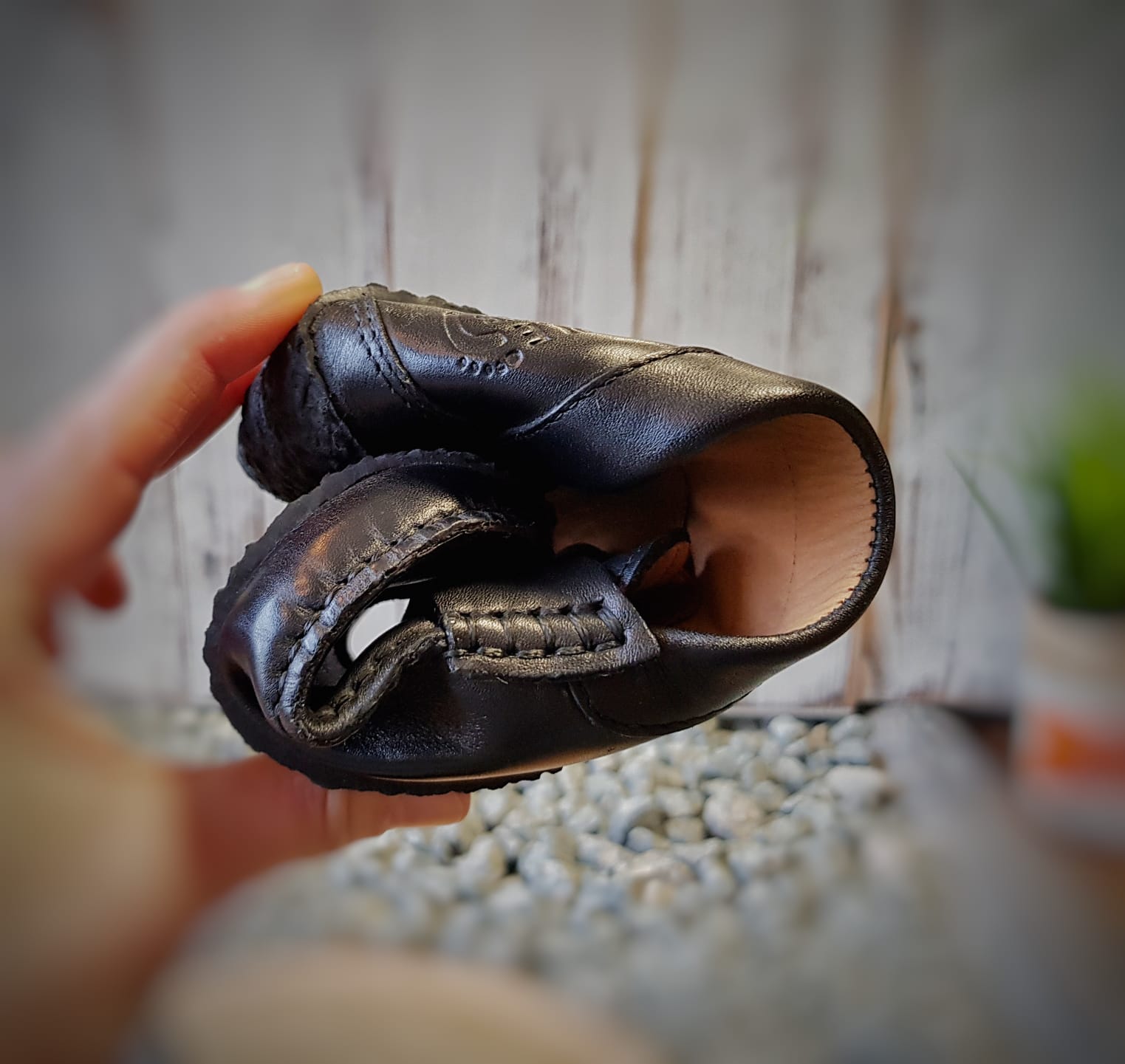 Barfußschuh Slipper, geschlossene Zehen und geschlossener Fersenbereich, ohne Verschluss, flexible Sohle, einzelner Schuh, zusammengerollt