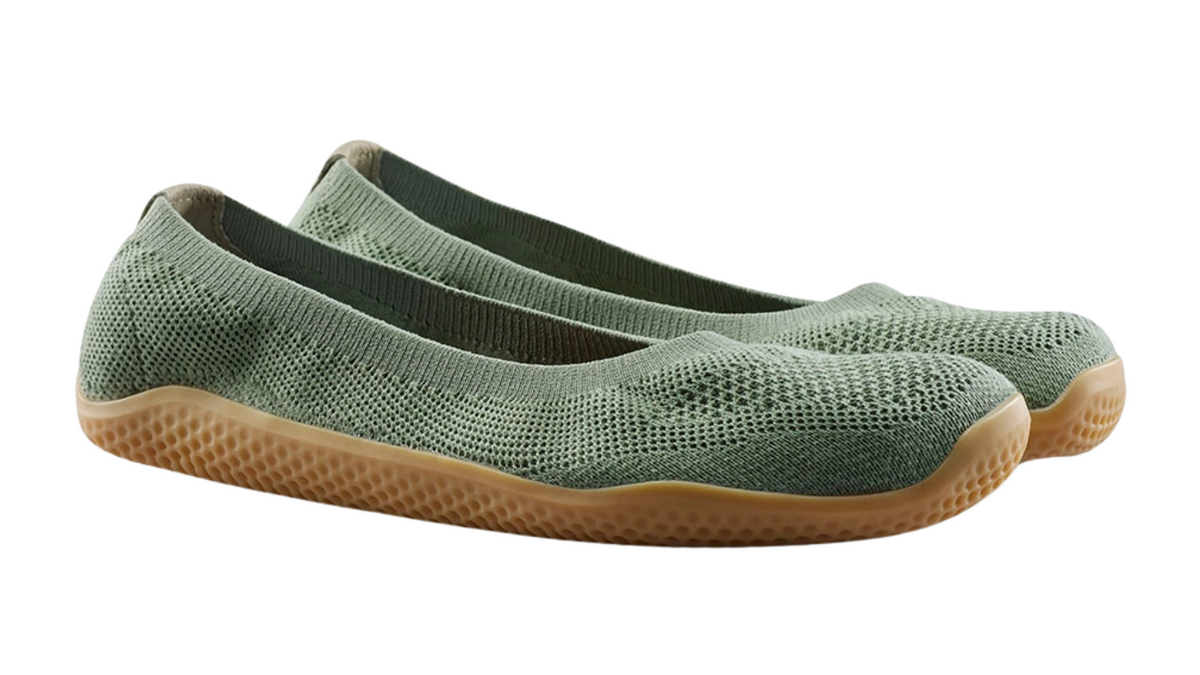 Barfußschuh für Erwachsene ohne Verschluss mit breiter Zehenbox und geschlossenem Fersenbereich, schräge Vorderansicht als Paar