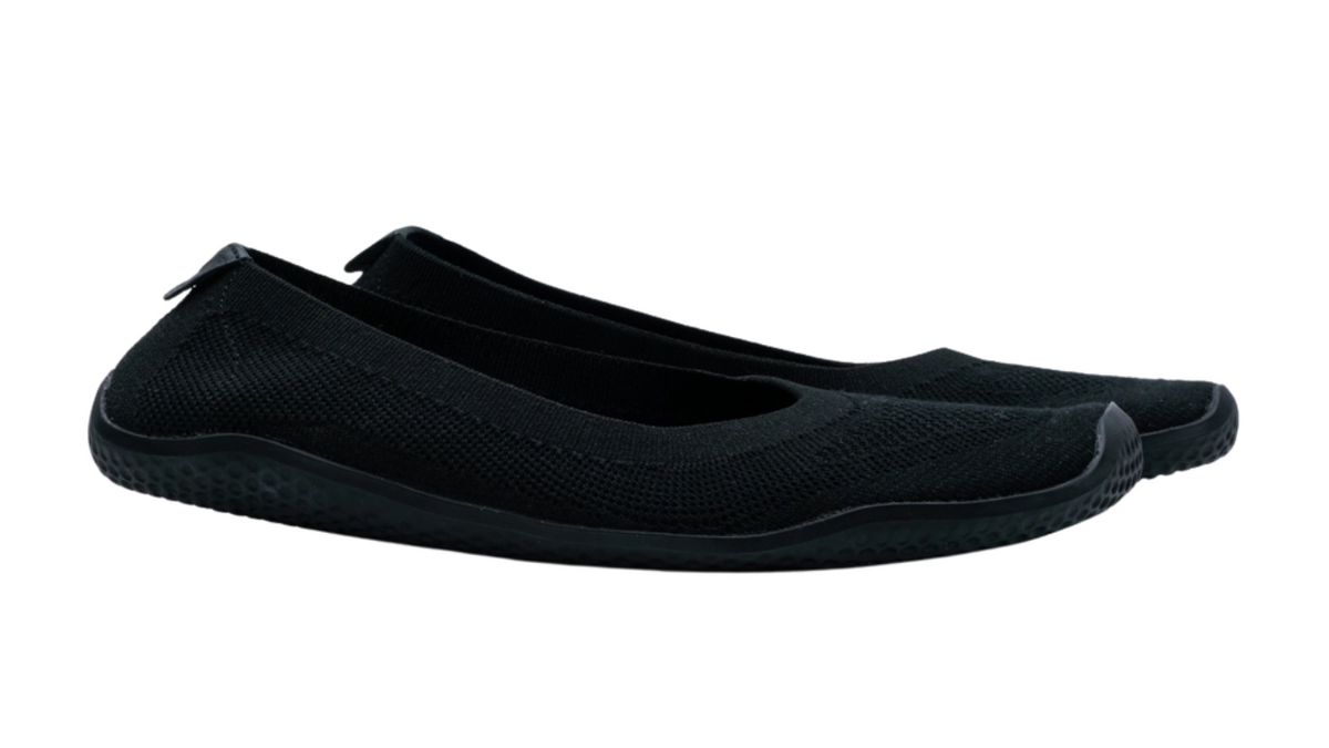 Barfußschuh für Erwachsene ohne Verschluss mit breiter Zehenbox und geschlossenem Fersenbereich, schräge Vorderansicht als Paar