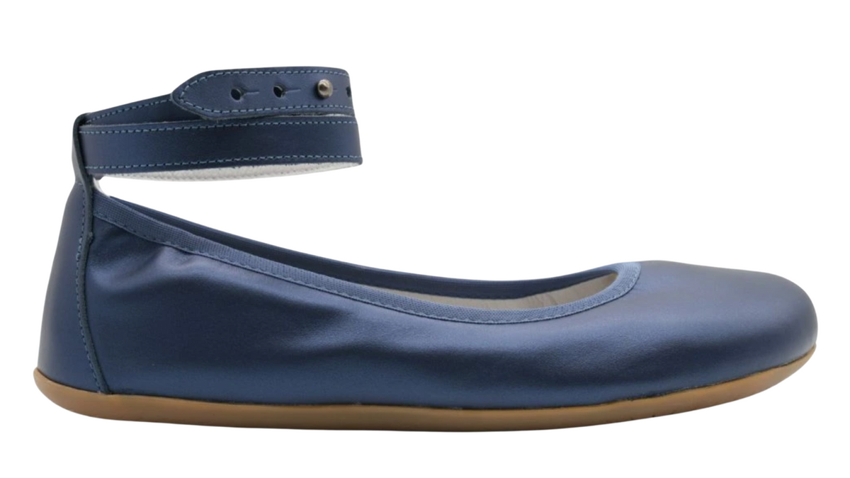 Barfußschuh, Seitenansicht außen. Geschlossener Schuh mit Riemen über dem Spann, geschlossene Zehen, geschlossener Fersenbereich, flache flexible Sohle, breite Zehenbox.