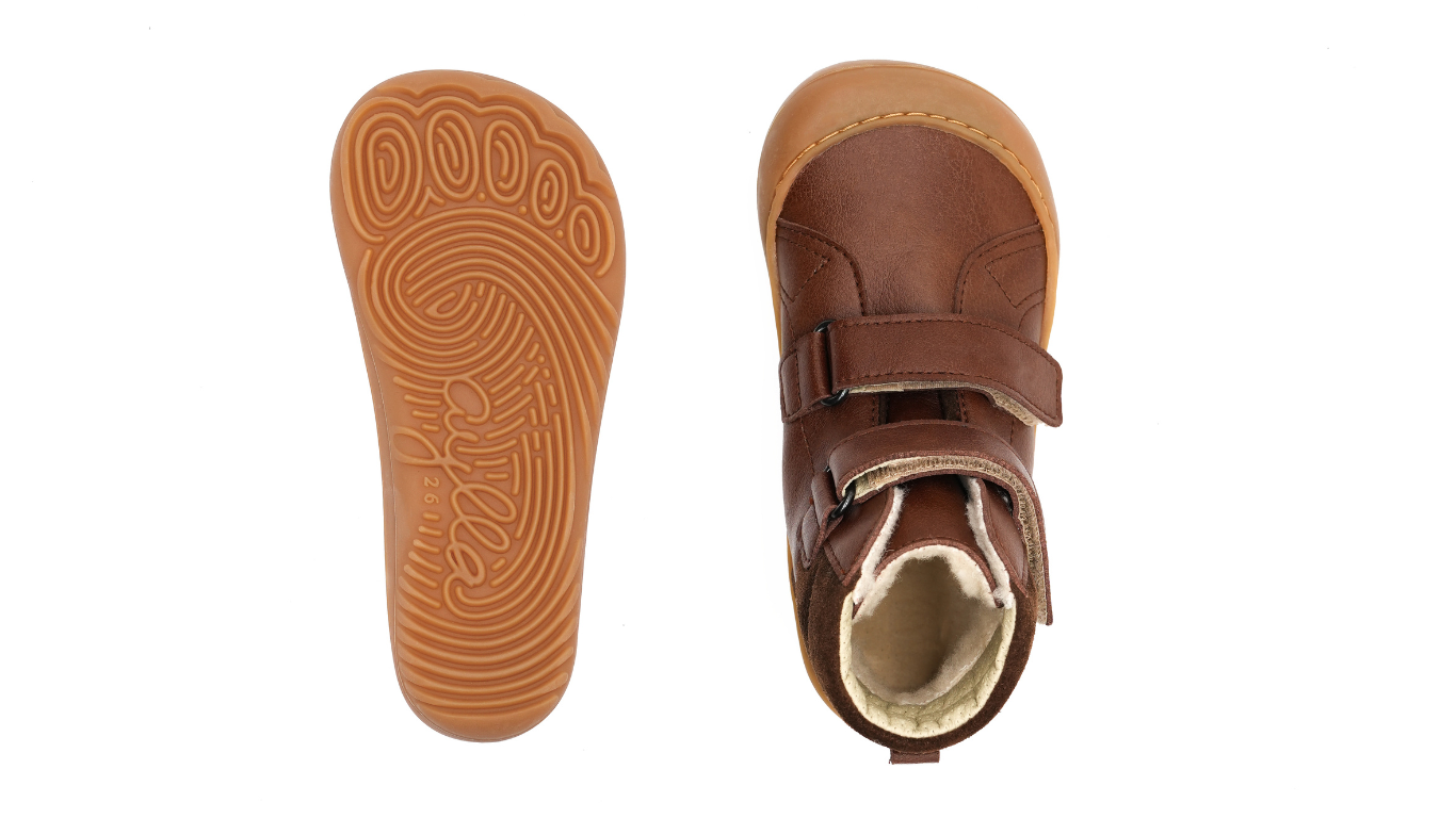 Barfußschuh für Kinder, knöchelhoch, Ansicht von unten. Flexible Laufsohle mit durchgehendem Profil sichtbar.
