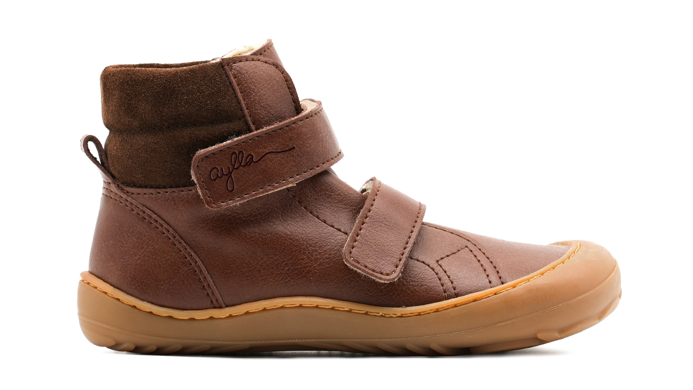 Barfußschuh für Kinder, knöchelhoch, Seitenansicht außen. Geschlossener Schuh mit Klettverschluss, geschlossene Zehen, geschlossener Fersenbereich, breite Zehenbox, flexible Sohle.
