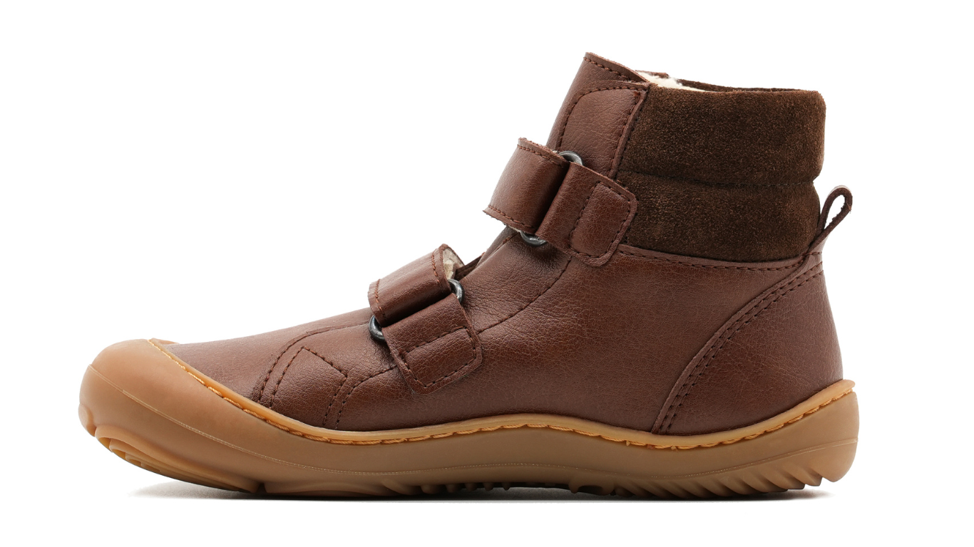 Barfußschuh für Kinder, knöchelhoch, Seitenansicht innen. Geschlossener Schuh mit Klettverschluss, flache flexible Sohle, breite Zehenbox.