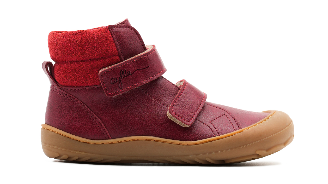 Barfußschuh für Kinder, knöchelhoch, Seitenansicht außen. Geschlossener Schuh mit Klettverschluss, geschlossene Zehen, geschlossener Fersenbereich, breite Zehenbox, flexible Sohle.
