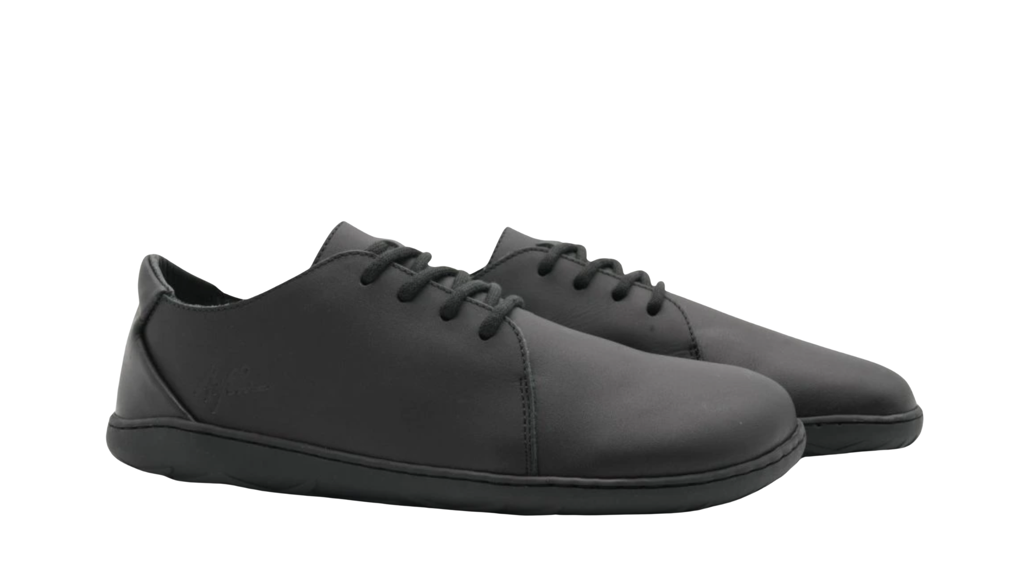Barfußschuh für Erwachsene als Paar mit breiter Zehenbox, geschlossenem Zehenbereich, geschlossener Ferse, Schnürung, flacher flexibler Sohle, schräge Vorderansicht.