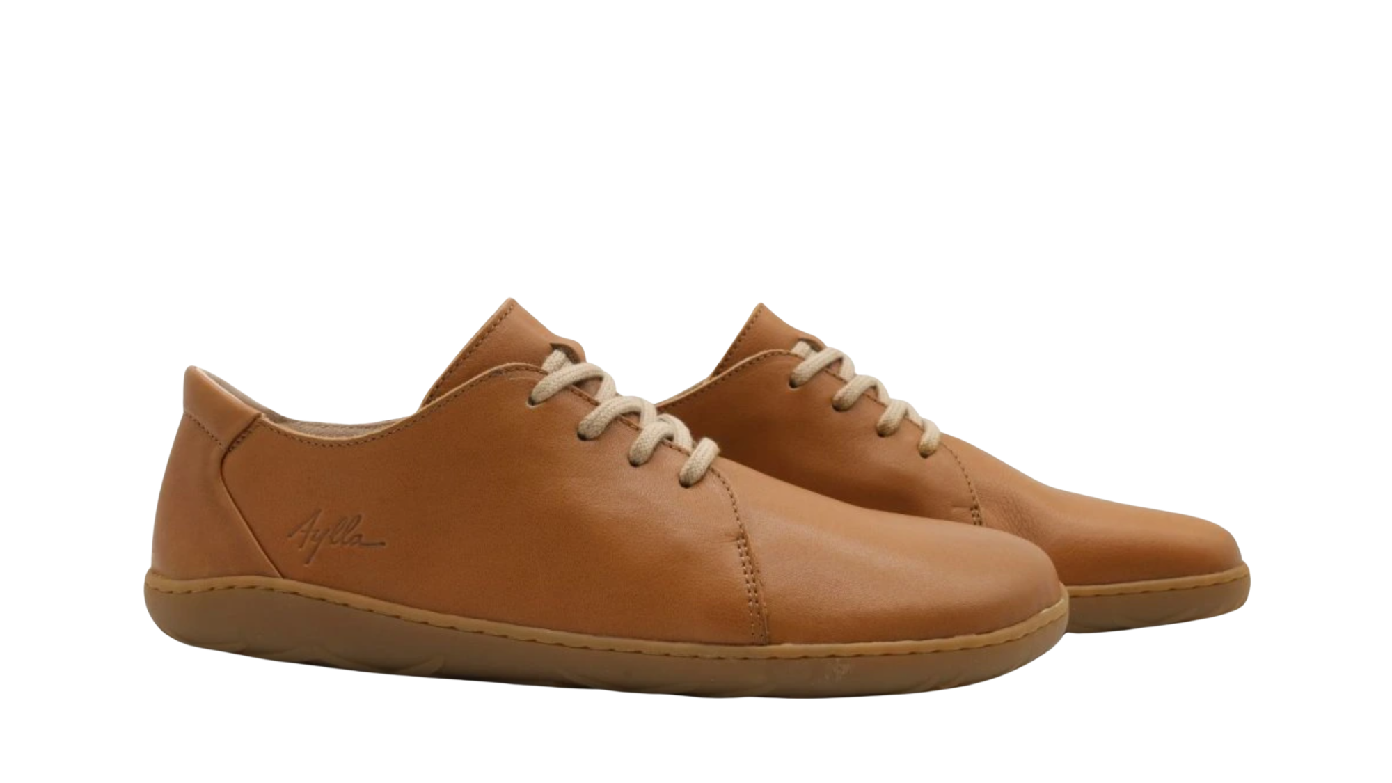 Barfußschuh für Erwachsene als Paar mit breiter Zehenbox, geschlossenem Zehenbereich, geschlossener Ferse, Schnürung, flacher flexibler Sohle, schräge Vorderansicht.
