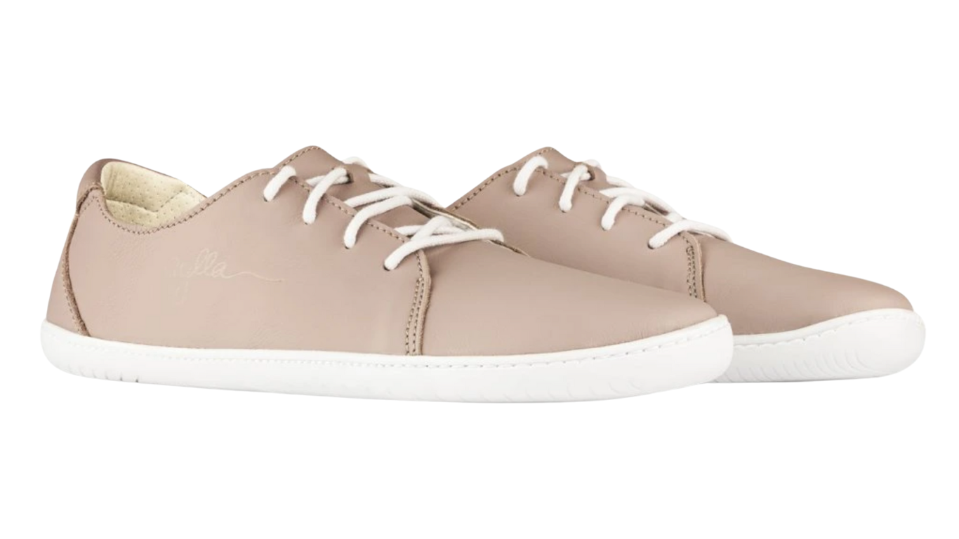 Barfußschuh für Erwachsene als Paar mit breiter Zehenbox, geschlossenem Zehenbereich, geschlossener Ferse, Schnürung, flacher flexible Sohle, schräge Vorderansicht.