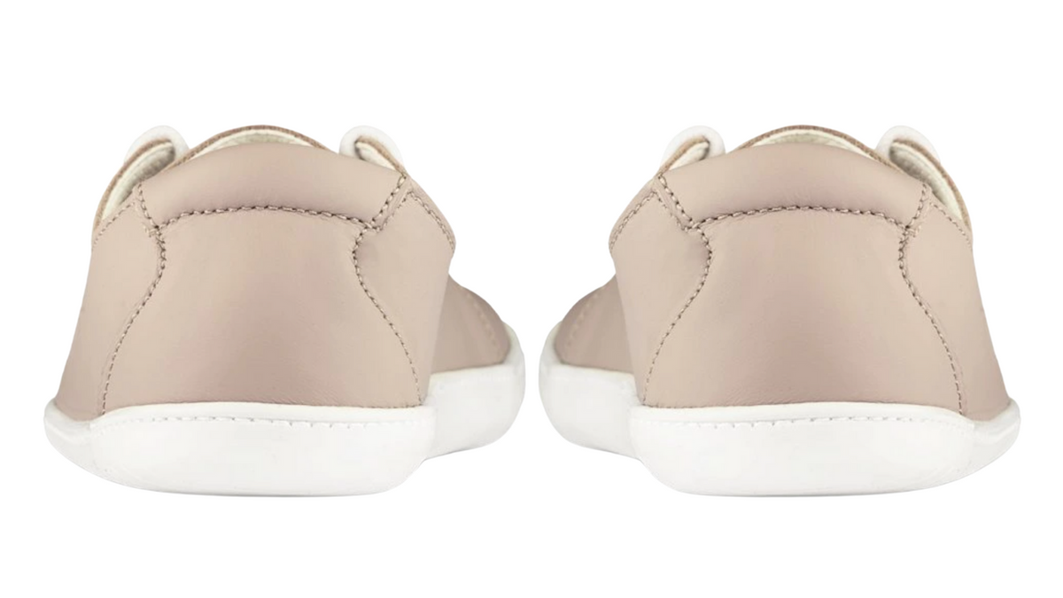 Barfußschuh für Erwachsene als Paar mit geschlossener Ferse und flacher flexibler Sohle, Rückansicht.