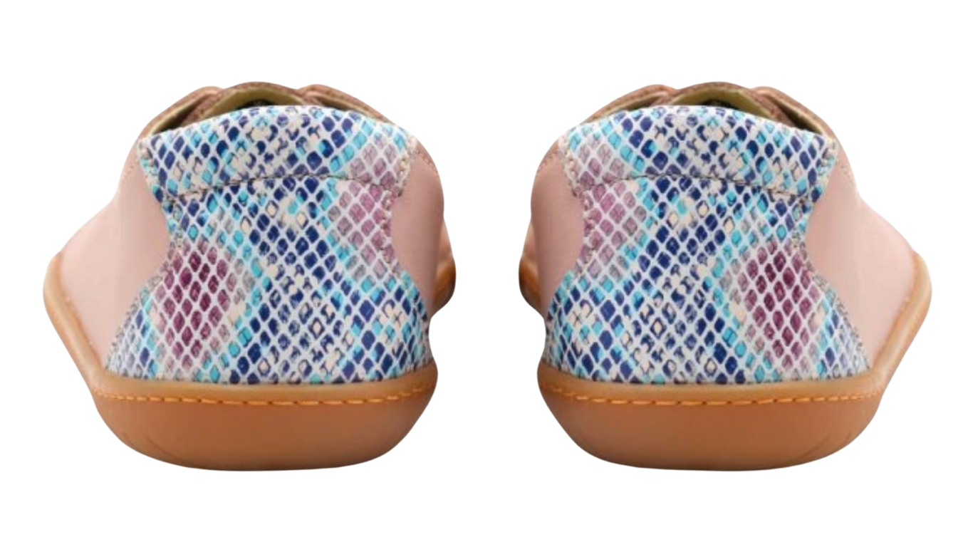 Barfußschuh für Erwachsene als Paar mit geschlossener Ferse und flacher flexibler Sohle, Rückansicht.
