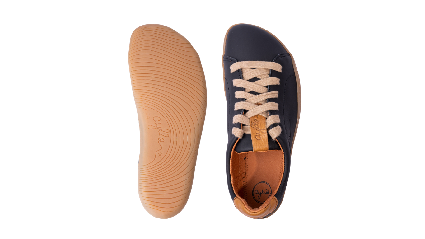 Barfußschuh, Draufsicht. Schnürung mittig, symmetrische Form, geräumiger Vorfußbereich klar erkennbar.