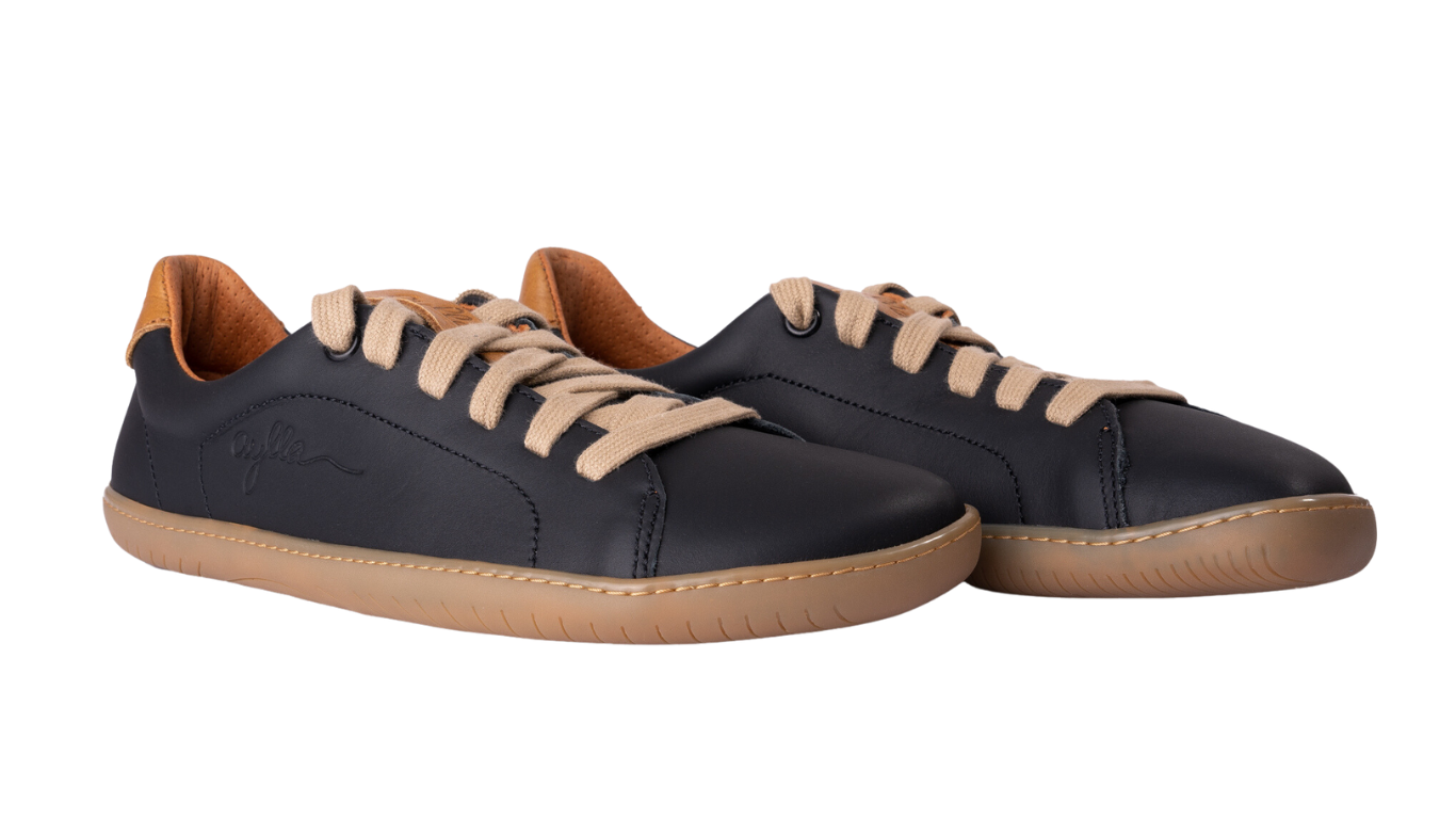 Barfußschuhe als Paar, schräge Vorderansicht. Niedrige Bauhöhe, flexible Sohlen, gleichmäßige Zehenform.