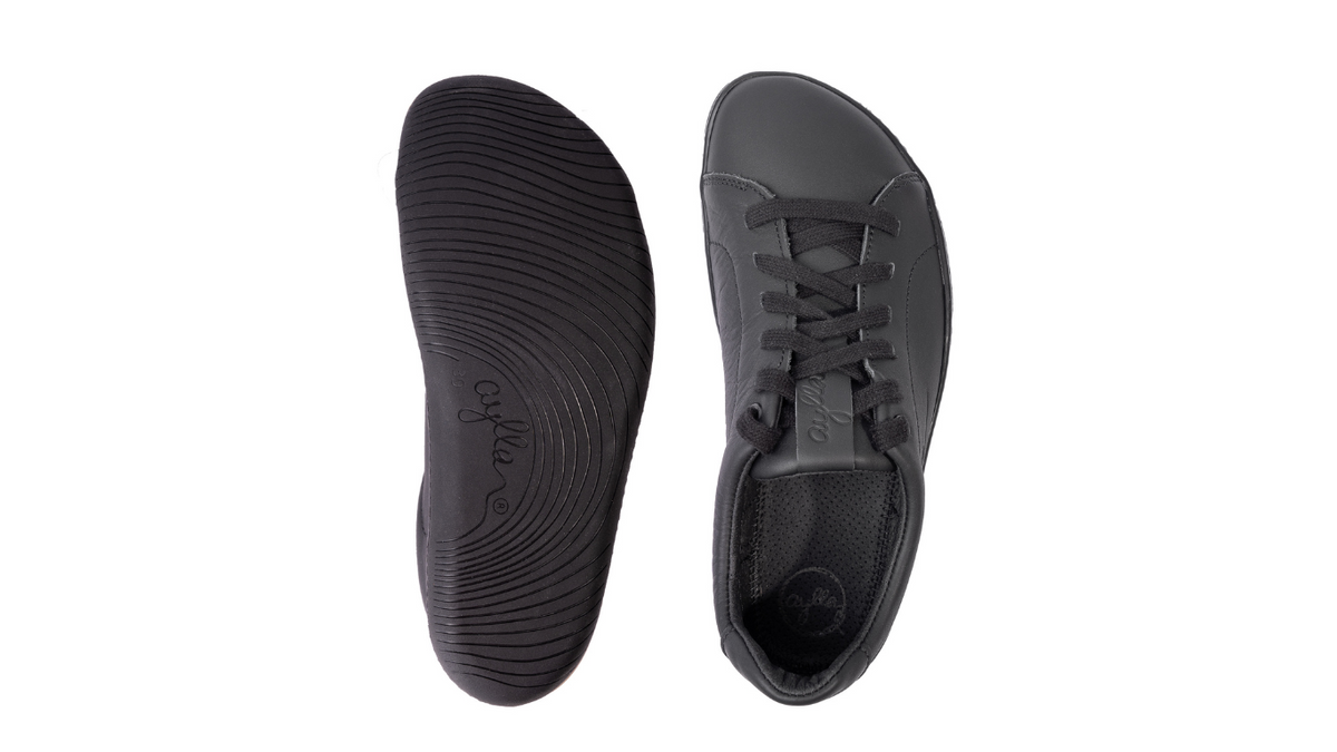 Barfußschuhe als Paar, schräge Vorderansicht. Niedrige Bauhöhe, flexible Sohlen, gleichmäßige Zehenform.