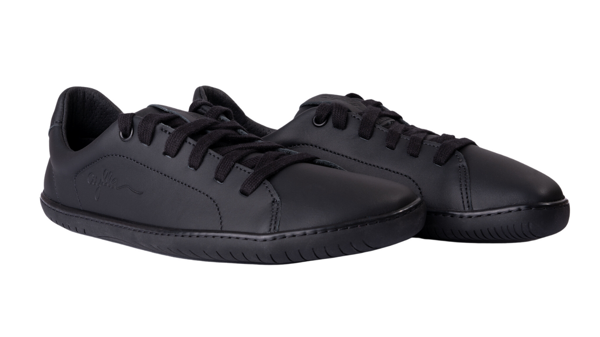 Barfußschuhe als Paar, schräge Vorderansicht. Niedrige Bauhöhe, flexible Sohlen, gleichmäßige Zehenform.