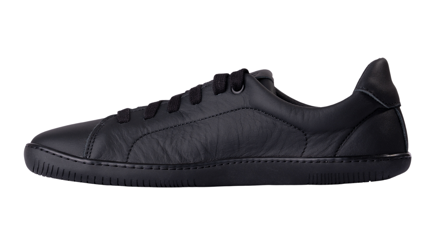 Barfußschuh, Seitenansicht innen. Geschlossener Schuh mit Schnürung, breite Zehenbox, flache Sohle.