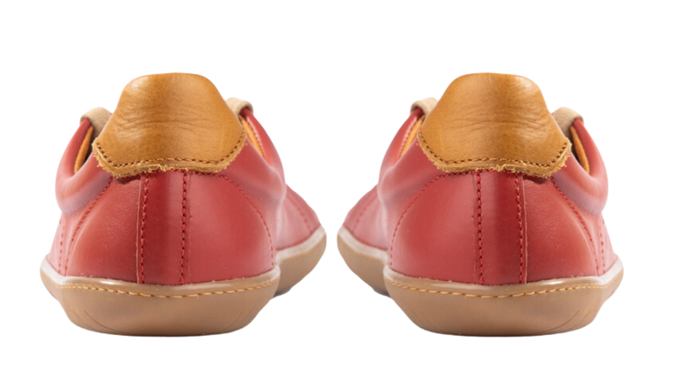 Barfußschuh als Paar, Rückansicht. Geschlossener Fersenbereich, niedriger Schaft, gerade Fersenform.