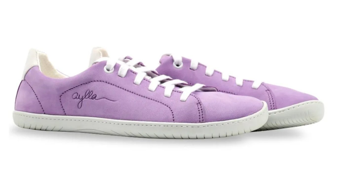 Barfußschuh für Erwachsene als Paar mit breiter Zehenbox, geschlossenem Zehenbereich, geschlossener Ferse, Schnürung, flacher flexible Sohle, schräge Vorderansicht.