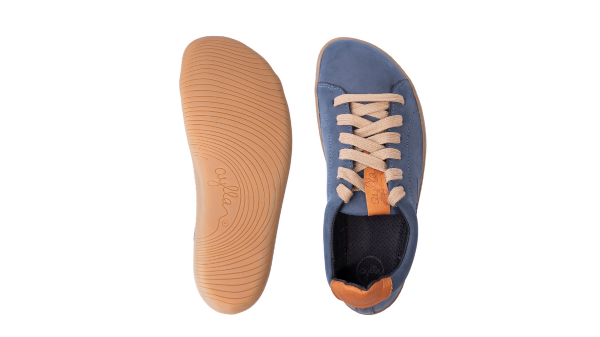 Barfußschuh, Ansicht von unten und Draufsicht. Flache Sohle, Innenform und Schnürung sichtbar.
