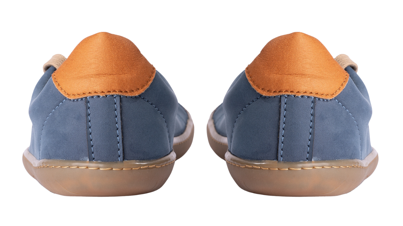 Barfußschuh als Paar, Rückansicht. Geschlossener Fersenbereich, niedriger Schaft, gerade Fersenform.