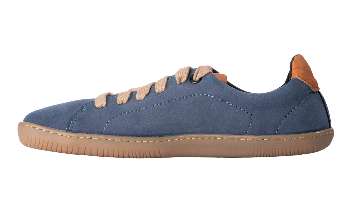 Barfußschuh, Seitenansicht innen. Geschlossener Schuh mit Schnürung, breite Zehenbox, flache Sohle.