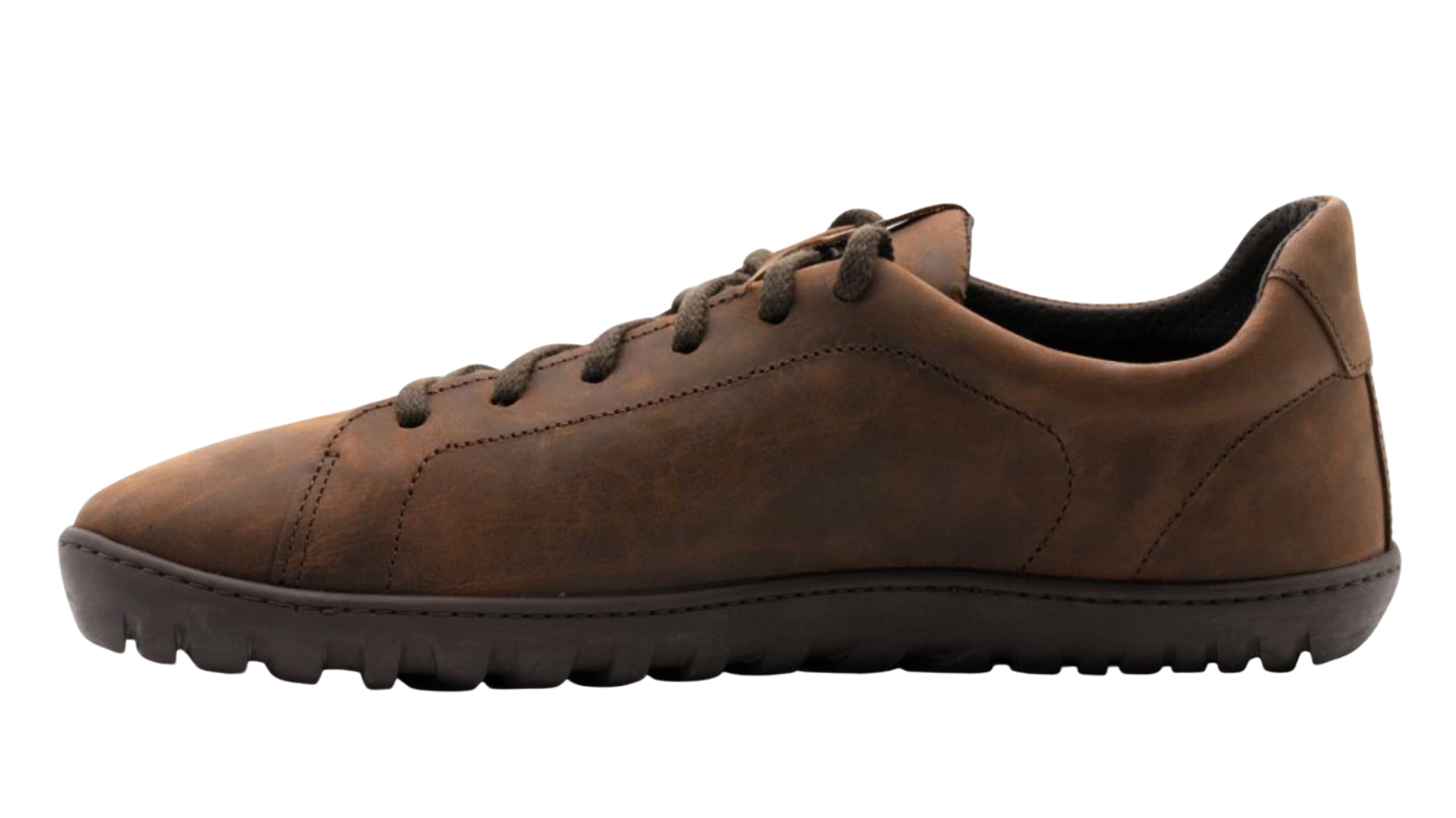 Sneaker, zweite Seitenansicht nach links. Gleiche Perspektive, anderes Licht. Keine neue Ansicht, nur Materialwirkung.