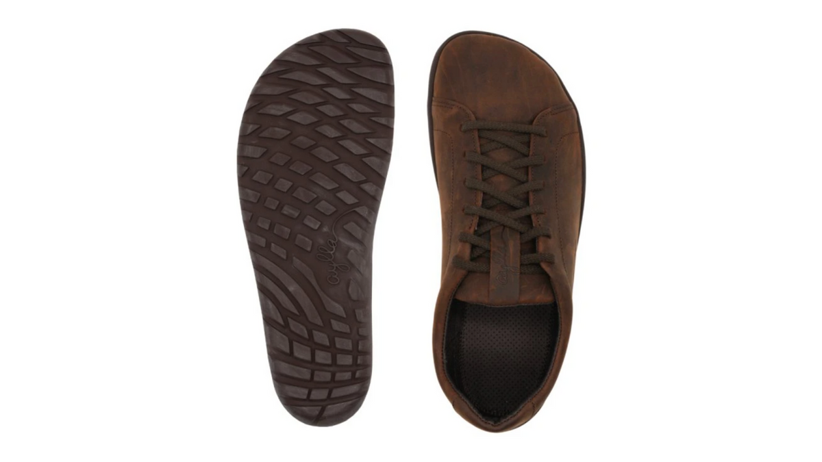 Sneaker, Ansicht von unten und innen. Profilierte, flexible Laufsohle und Innensohle im Vergleich.