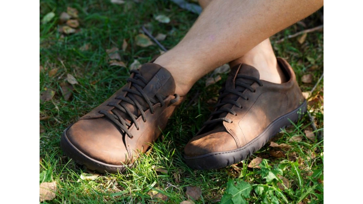 Sneaker im getragenen Zustand, Outdoor-Szene. Natürliches Abrollen, flacher Stand, Einsatz im Alltag.