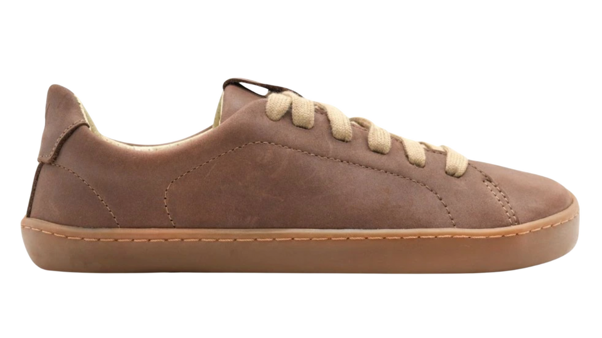 Barfußschuh, Seitenansicht außen. Geschlossener Schuh, Schnürung, flache flexible Sohle, breite Zehenbox.