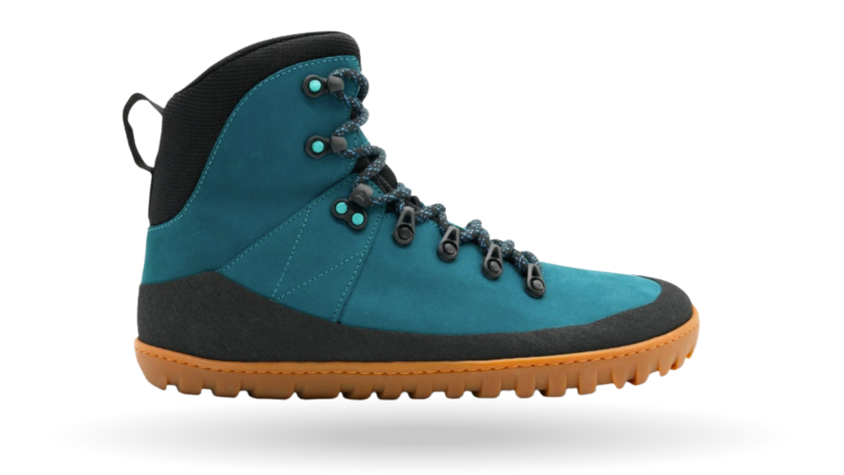 Stiefel, Seitenansicht nach rechts. Mittelhoher Schaft, flexible flache Sohle, Schnürung mit Metallösen, breite Zehenbox.