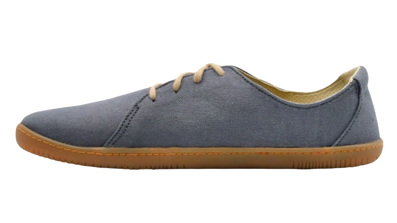 Barfußschuh, Seitenansicht außen. Geschlossener Schuh mit Schnürung, flache Sohle, gleichmäßige Sohlenhöhe.