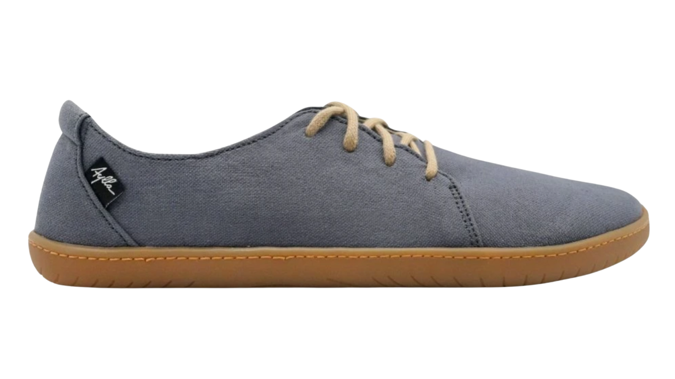 Barfußschuh, Seitenansicht außen. Geschlossener Schuh mit Schnürung, breite Zehenbox, flexible flache Sohle, geschlossener Fersenbereich.