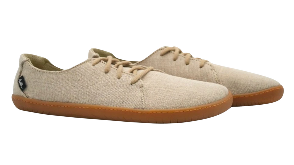 Barfußschuh als Paar, schräge Vorderansicht. Geschlossener Schuh mit Schnürung, breite Zehenbox.