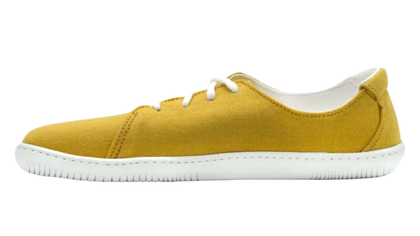 Barfußschuh, Seitenansicht außen. Geschlossener Schuh mit Schnürung, flache Sohle, gleichmäßige Sohlenhöhe.