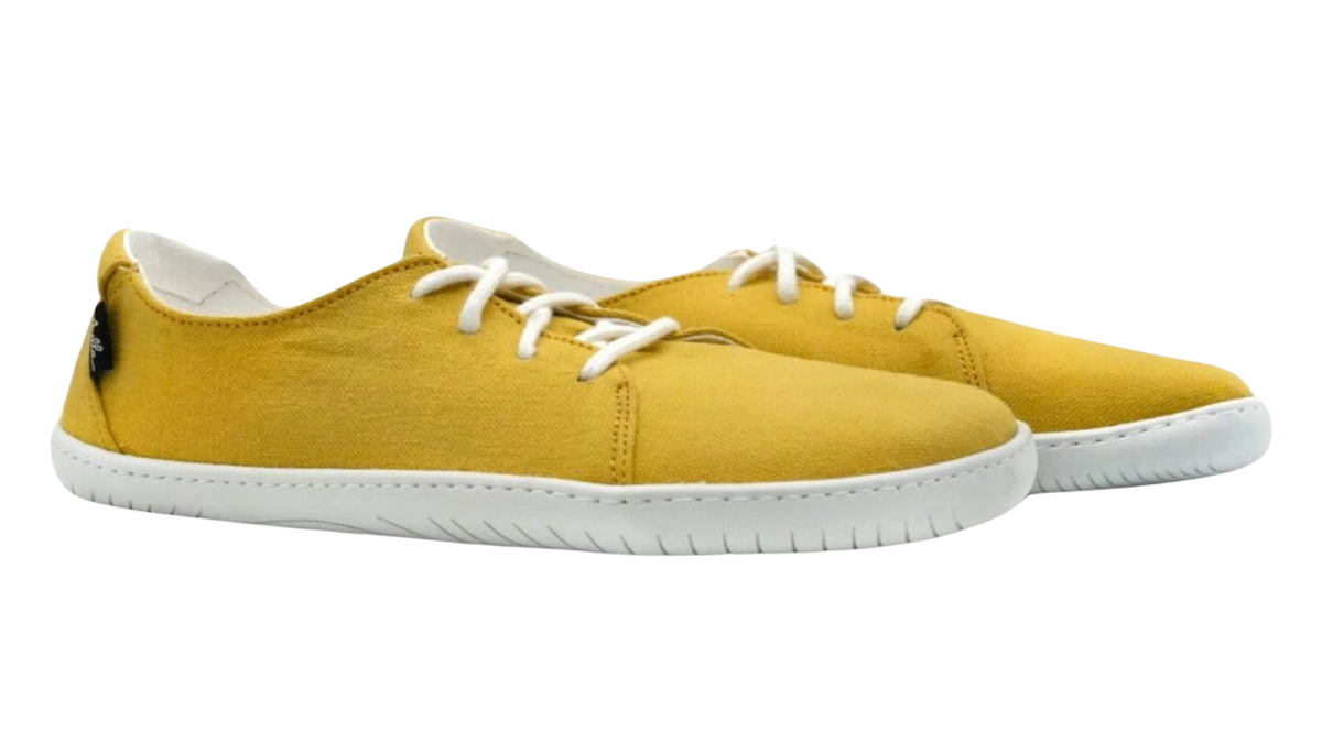 Barfußschuh als Paar, schräge Vorderansicht. Geschlossener Schuh mit Schnürung, breite Zehenbox.