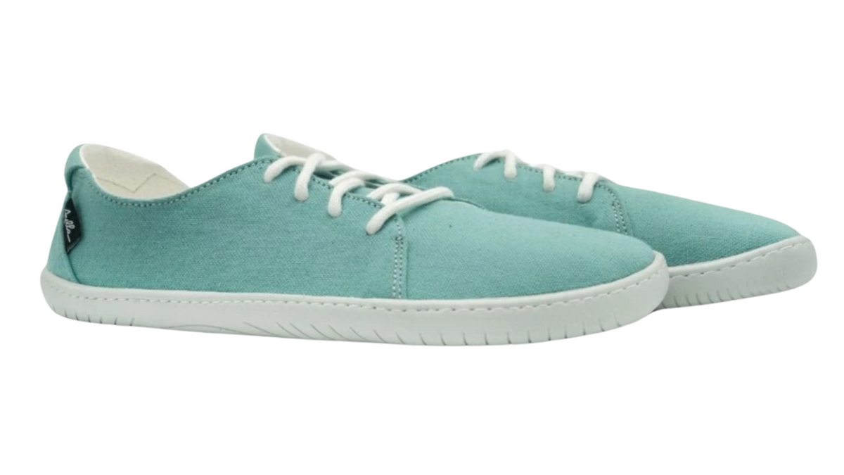 Barfußschuh als Paar, schräge Vorderansicht. Geschlossener Schuh mit Schnürung, breite Zehenbox.