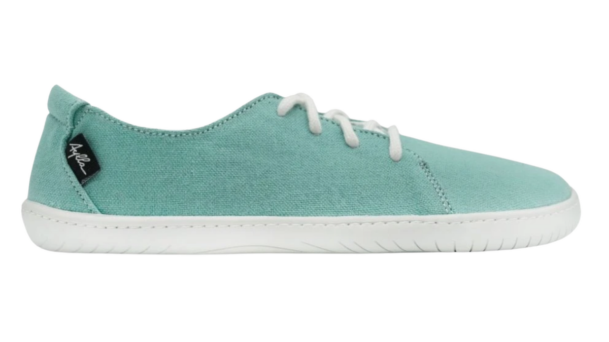 Barfußschuh, Seitenansicht außen. Geschlossener Schuh mit Schnürung, breite Zehenbox, flexible flache Sohle, geschlossener Fersenbereich.