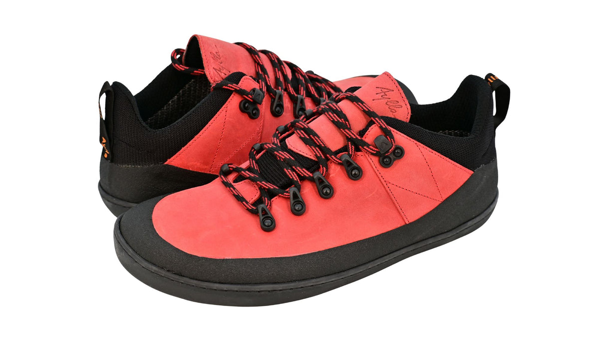 Barfußschuh als Paar, schräge Vorderansicht. Geschlossener Schuh, Schnürung, knöchelhoch, breite Zehenbox.