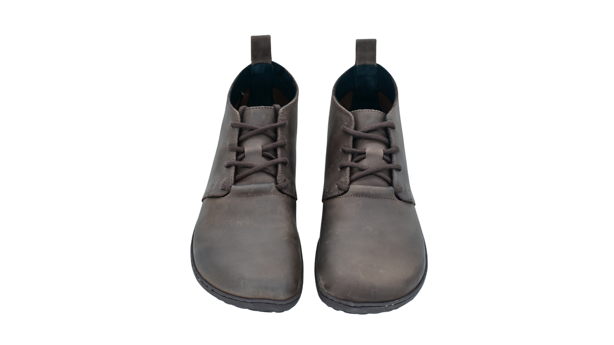 Barfußschuh für Erwachsene als Paar mit breiter Zehenbox, geschlossenem Zehenbereich, geschlossener Ferse, Schnürung, flacher flexibler Sohle, Draufsicht.