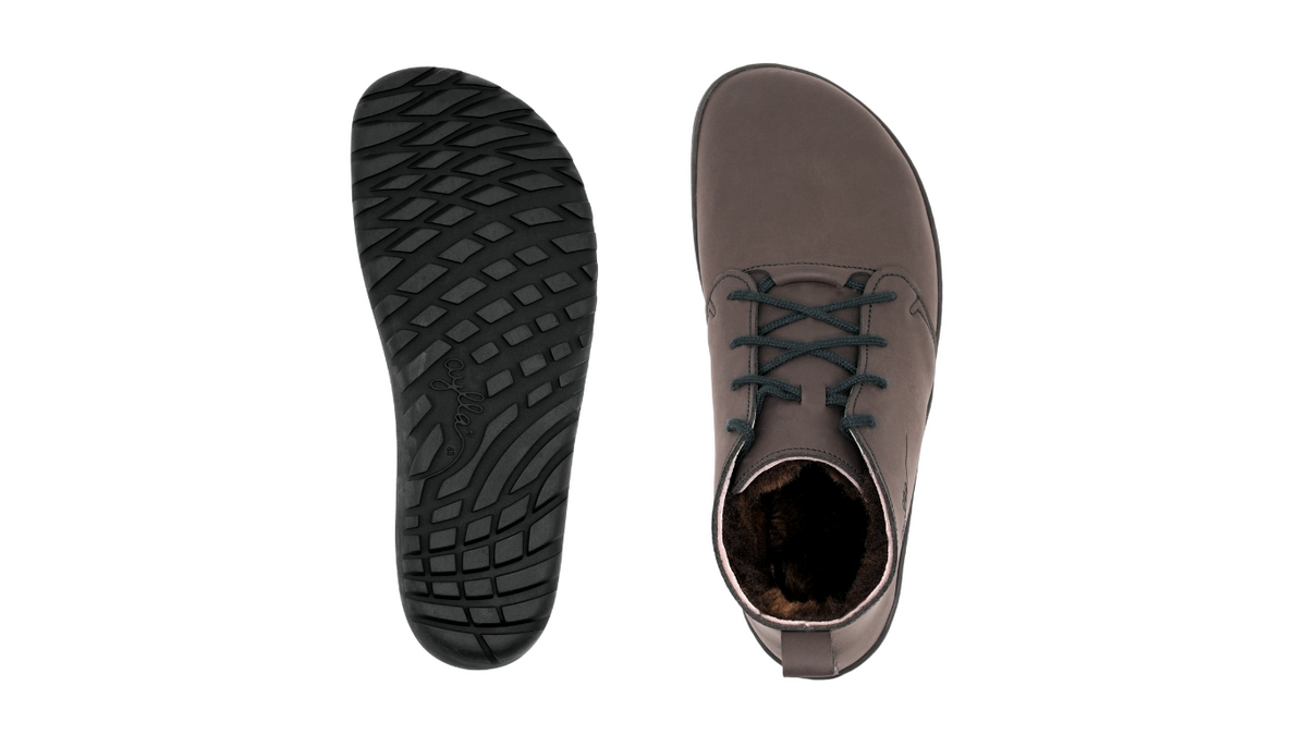 Barfußstiefel, Ansicht von unten und Draufsicht. Flache profilierte Sohle und geöffnete Schuhöffnung sichtbar.
