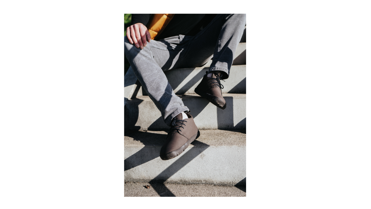 Barfußstiefel im getragenen Zustand, Draufsicht. Geschlossener Schuh mit Schnürung, natürliche Fußstellung erkennbar.