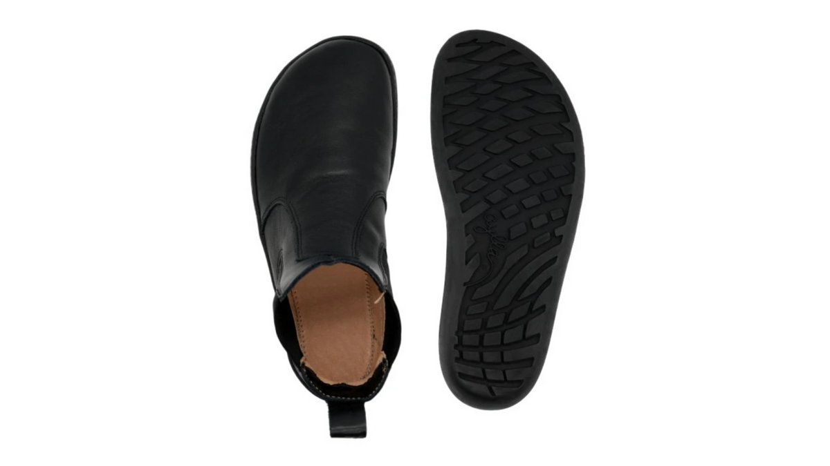 Knöchelhoher Barfußschuh, Ansicht von unten. Flache Laufsohle mit Profil, durchgehender flexibler Aufbau.