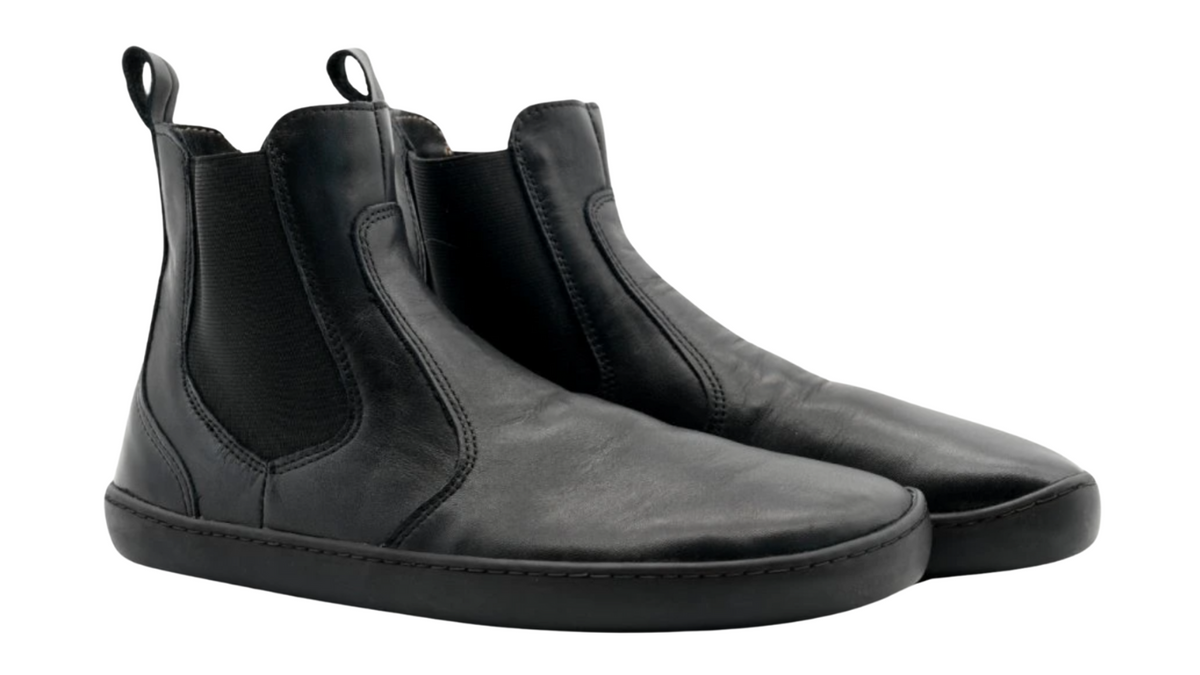 Knöchelhoher Barfußschuh als Paar, schräge Vorderansicht. Geschlossene Zehen, elastische Seiteneinsätze, symmetrische Form.