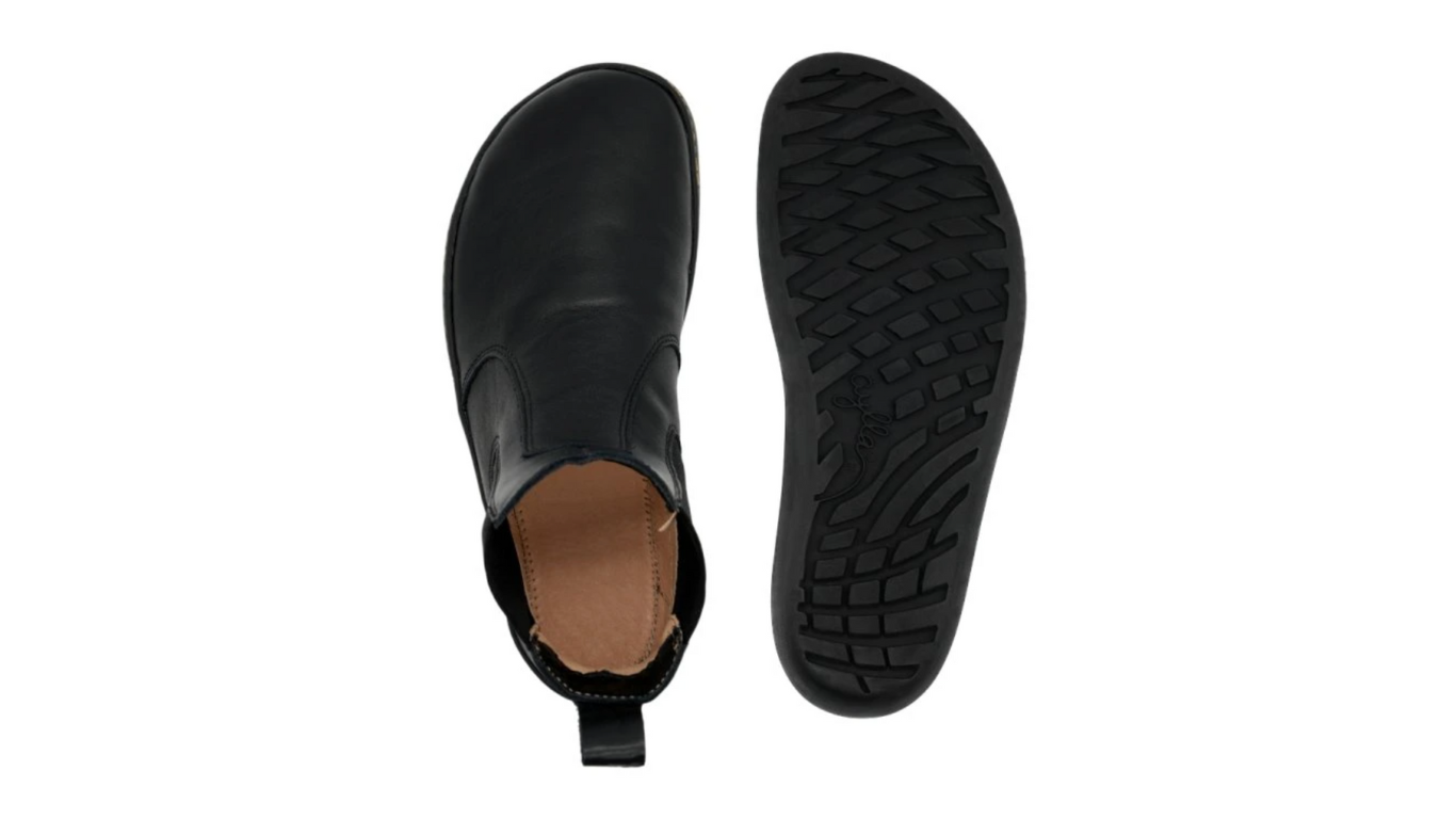 Knöchelhoher Barfußschuh, Ansicht von unten. Flache Laufsohle mit Profil, durchgehender flexibler Aufbau.