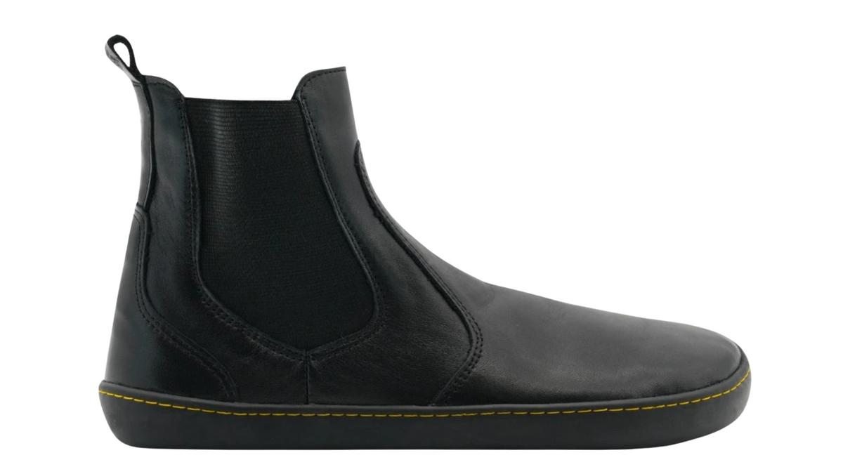Knöchelhoher Barfußschuh, Seitenansicht außen. Geschlossene Zehen, geschlossener Fersenbereich, elastischer Einsatz, flache flexible Sohle, breite Zehenbox.