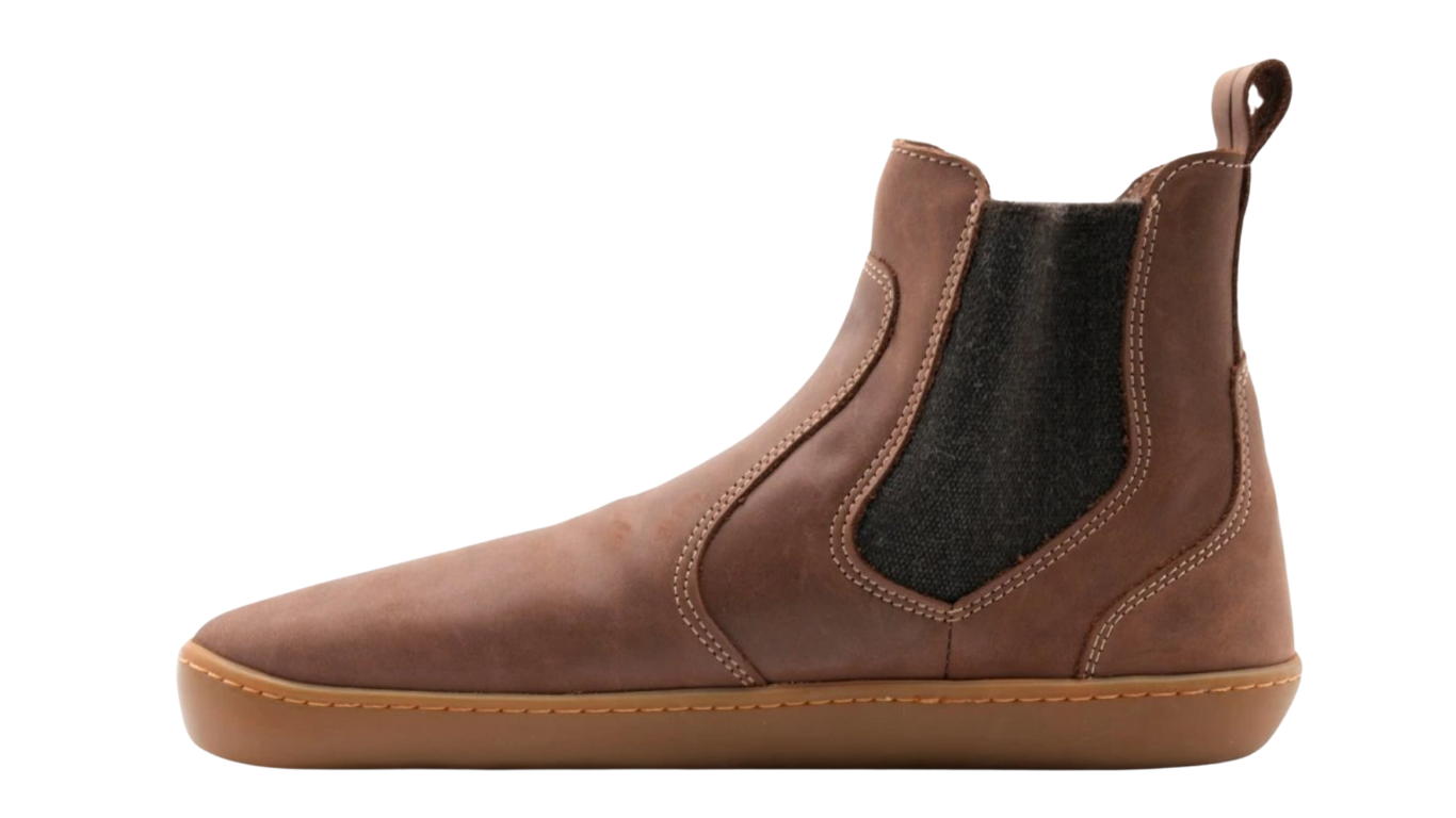 Knöchelhoher Barfußschuh, Seitenansicht innen. Geschlossene Zehen, geschlossener Fersenbereich, elastischer Einsatz, gleichmäßige Sohlenstärke.