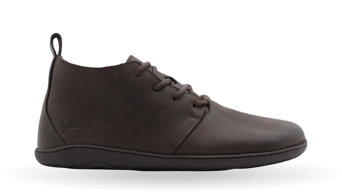 Barfußwinterschuh für Herren mit Schnürung, knöchelhohem Schaft, breiter Zehenbox, flacher Sohle und Fersenschlaufe, Seitenansicht außen