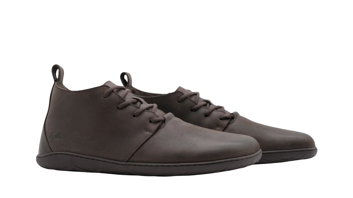 Paar Barfußwinterschuhe für Herren mit Schnürung, knöchelhohem Schaft, breiter Zehenbox und flacher Sohle, schräge Vorderansicht